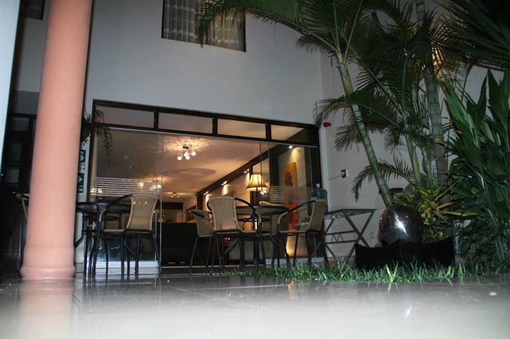 Hotel Las Condes Trujillo Bagian luar foto